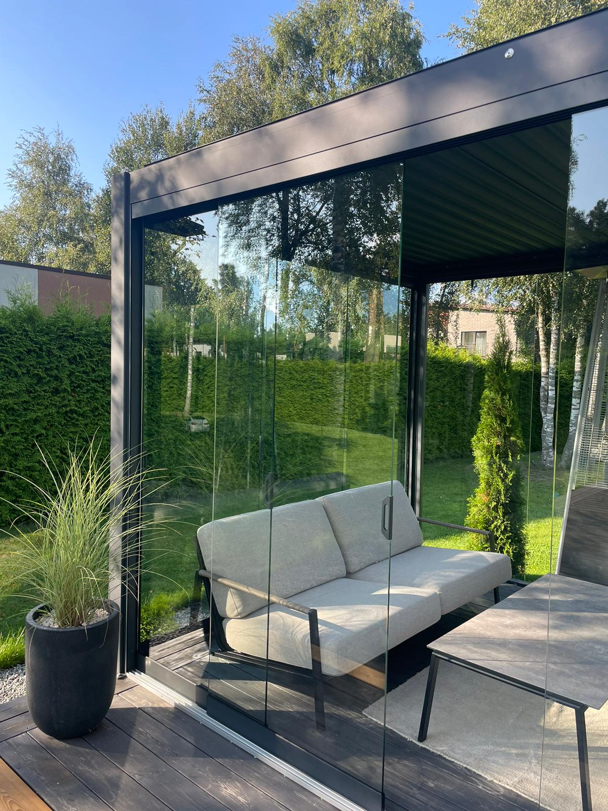 Raamideta terrassiklaasid pergola 4m avasse.