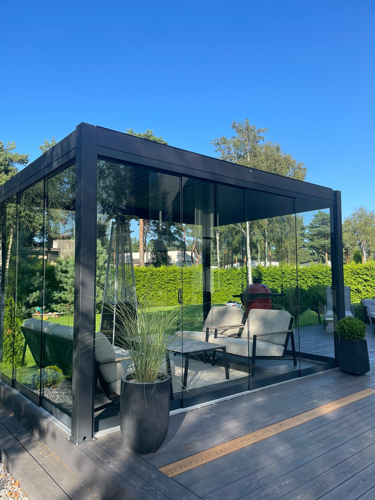 Raamideta terrassiklaasid pergola 4m avasse.